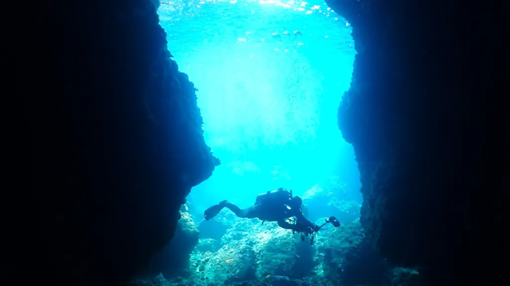 Gato Island tunnel entrance, Malapascua